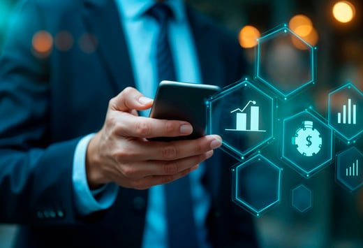 Profesional de la gestión crediticia y las tecnologías financieras que utiliza tecnología móvil con análisis financieros digitales, gráficos e iconos de pago.