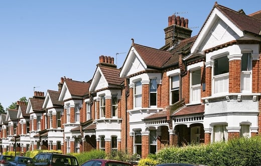 Una hilera de casas suburbanas en buen estado, que representan mercados inmobiliarios residenciales y oportunidades de inversión comunitaria.