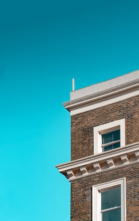 Edificio de ladrillo marrón sobre un claro cielo azul cerceta