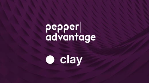 Logotipo de Pepper Advantage sobre el logotipo de Clay sobre fondo púrpura a capas