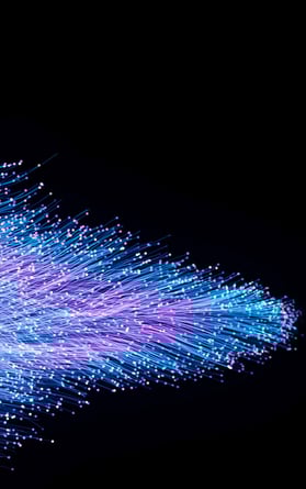 Un conjunto de hilos de datos azules y morados