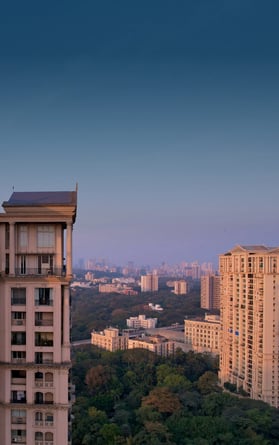 Las torres residenciales se alzan sobre otros edificios de viviendas en el suburbio de Powai, en Bombay (India).