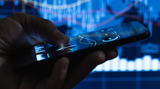 usuario que accede al análisis de datos en el teléfono móvil
