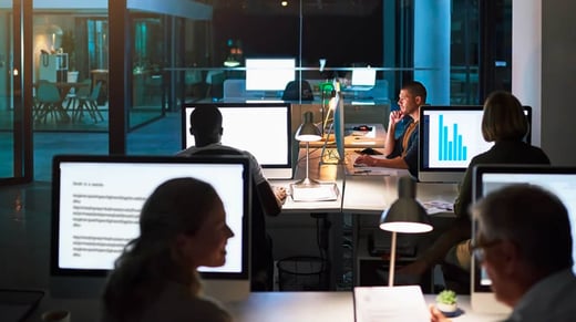 Empresarios que trabajan hasta tarde en la oficina por la noche