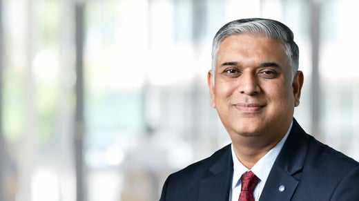 Mukund Kulkarni ante un fondo de oficina difuminado