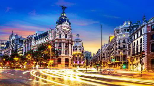 Luces borrosas en las calles de Madrid España