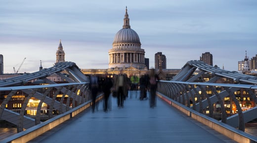Oficinistas desdibujados se dirigen a casa Puente del Milenio, Londres, Reino Unido