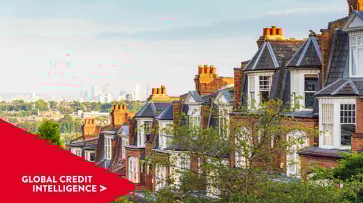 Hilera de casas en Muswell Houses, Londres, Reino Unido. Punto Chevron de Global Credit Intelligence superpuesto.