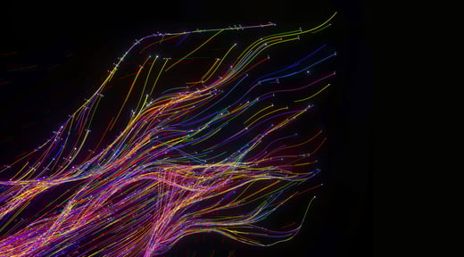 Imagen generada digitalmente de datos abstractos que fluyen formados por números y splines multicolores turbulentos y brillantes sobre fondo negro.