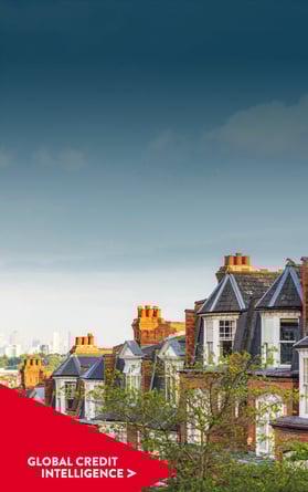 Hilera de casas en Muswell Hills, Londres, Reino Unido. Punto Chevron de Global Credit Intelligence superpuesto.