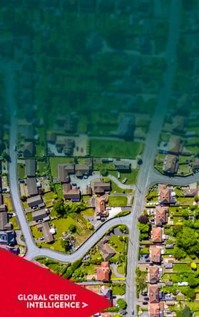 Vista aérea de un barrio residencial del Reino Unido. Punto Chevron de Global Credit Intelligence superpuesto en la esquina inferior izquierda.