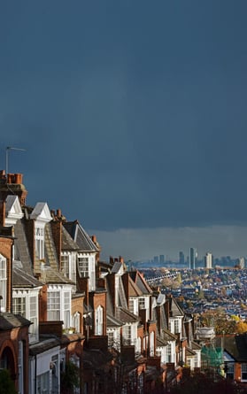 Vivienda en el Reino Unido con fondo urbano y cielo sombrío