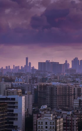vista desde el tejado de una ciudad india bajo un cielo nublado violeta