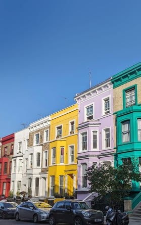 Colorida hilera de casas en Notting Hill, Londres, Reino Unido