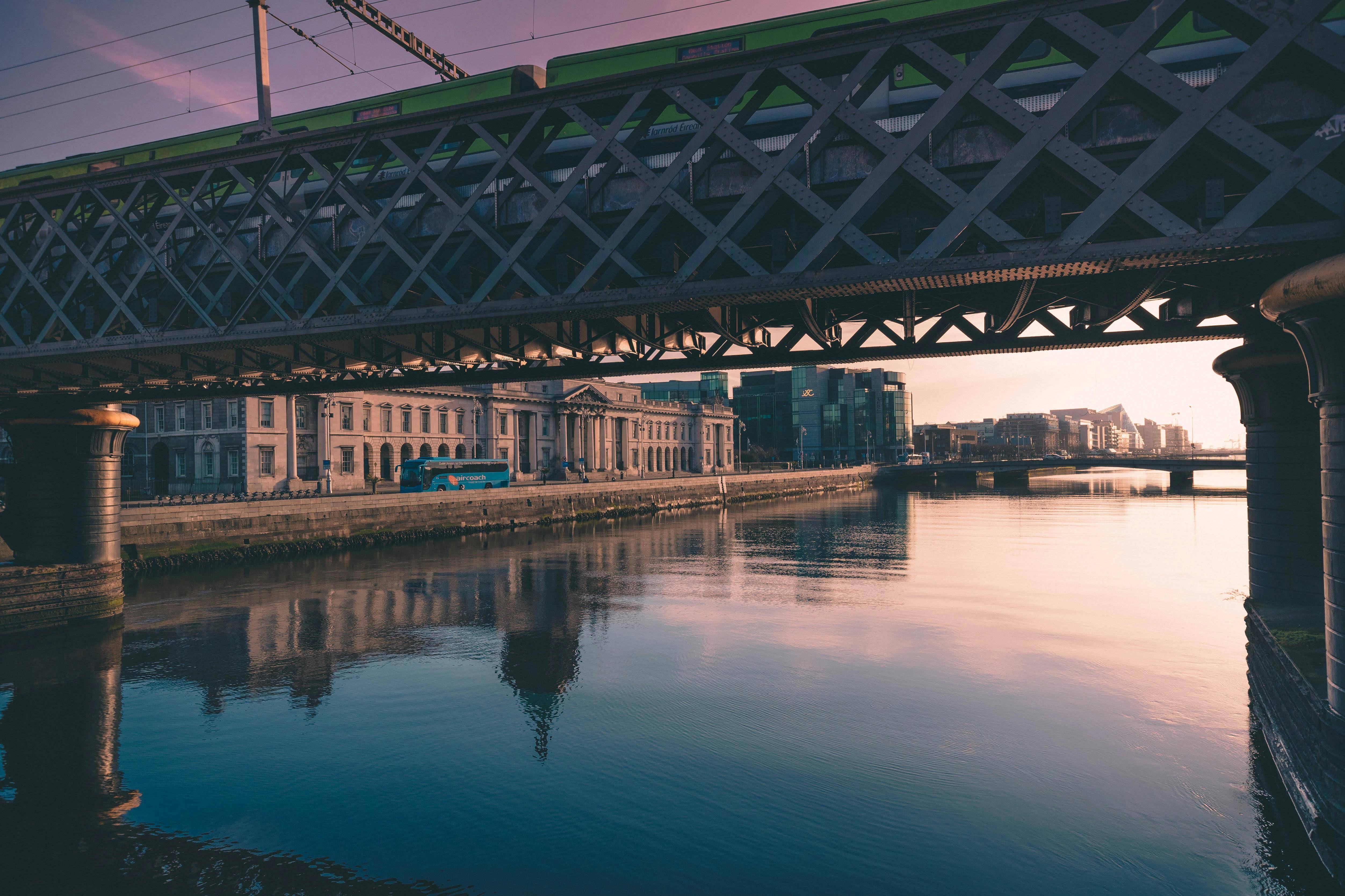 Puente metálico gris en Dublín, Irlanda