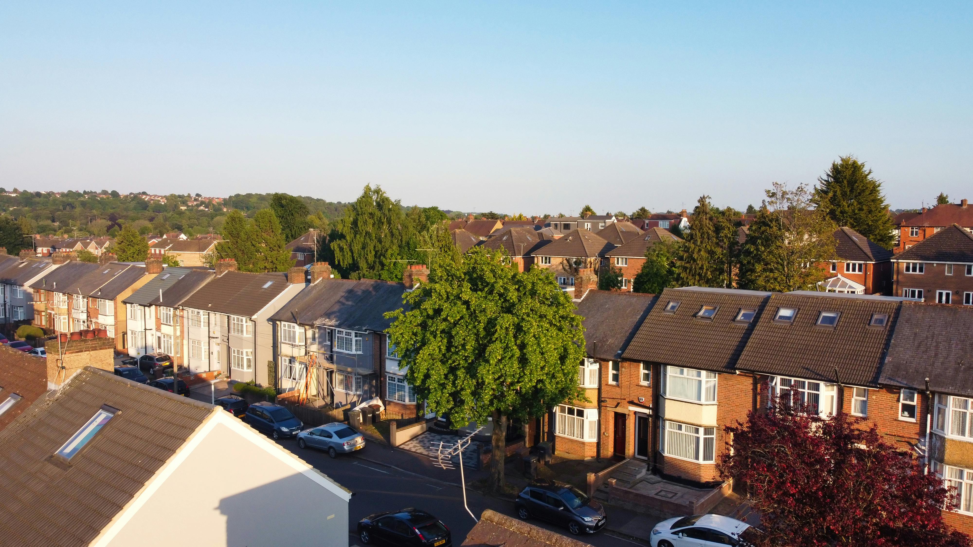 Vista aérea de un barrio suburbano bajo un cielo despejado, que representa una visión de los mercados inmobiliario y crediticio.pexels-altaf-shah-3143825-17144738