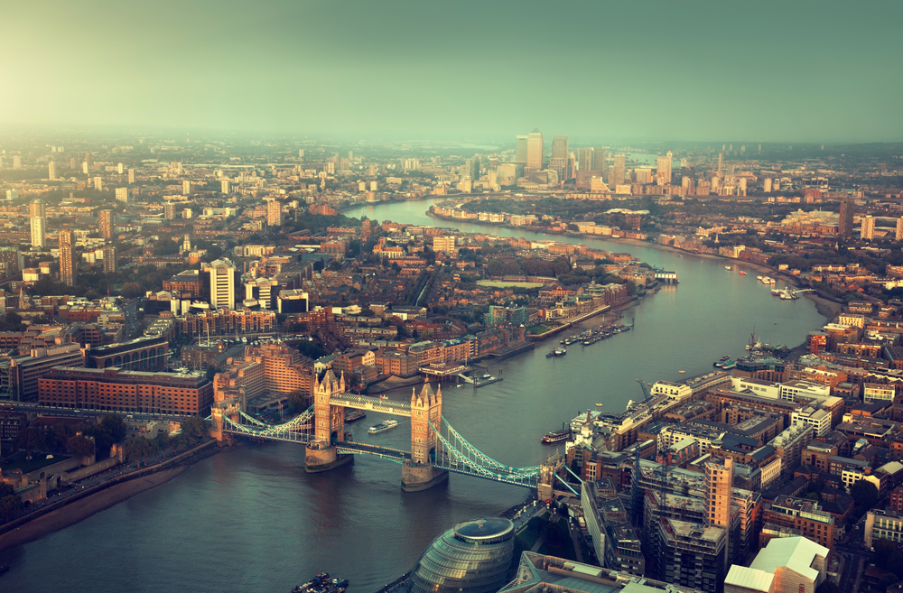 Vista aérea de Londres con el Tower Bridge al atardecer