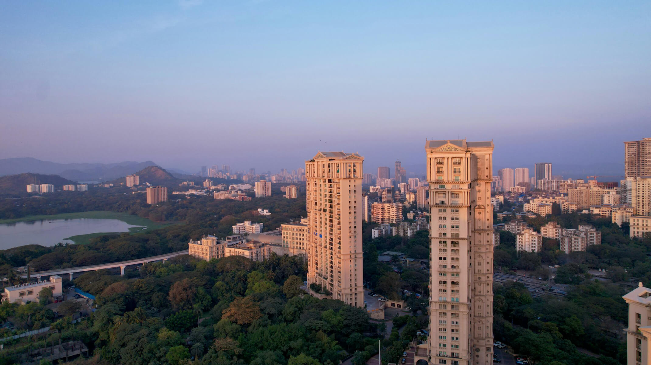 Las torres residenciales se alzan sobre otros edificios de viviendas en el suburbio de Powai, en Bombay (India).