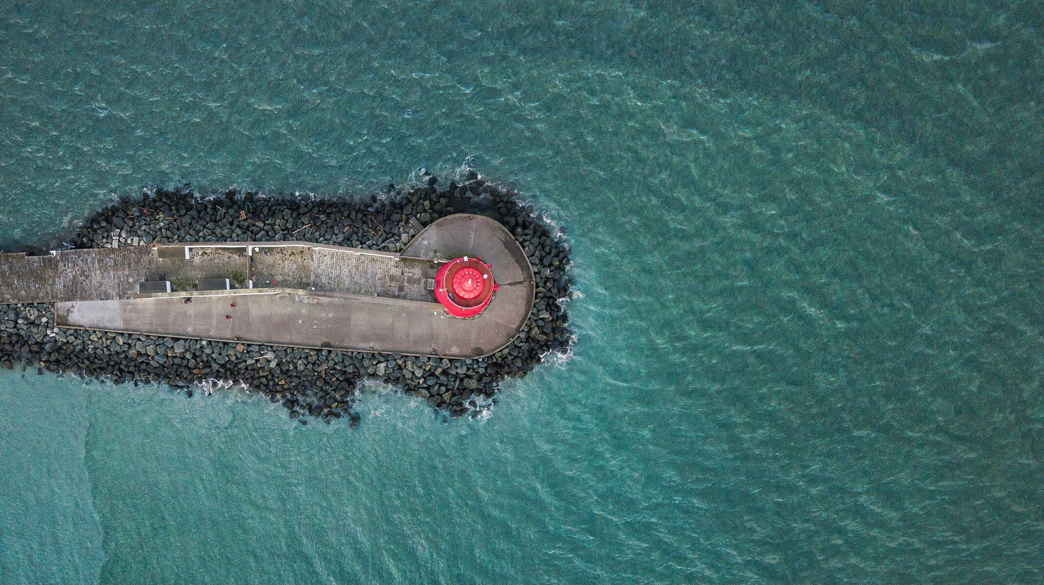 Vista aérea de Poolbeg Lighthouse, el faro rojo de Dublín, Irlanda